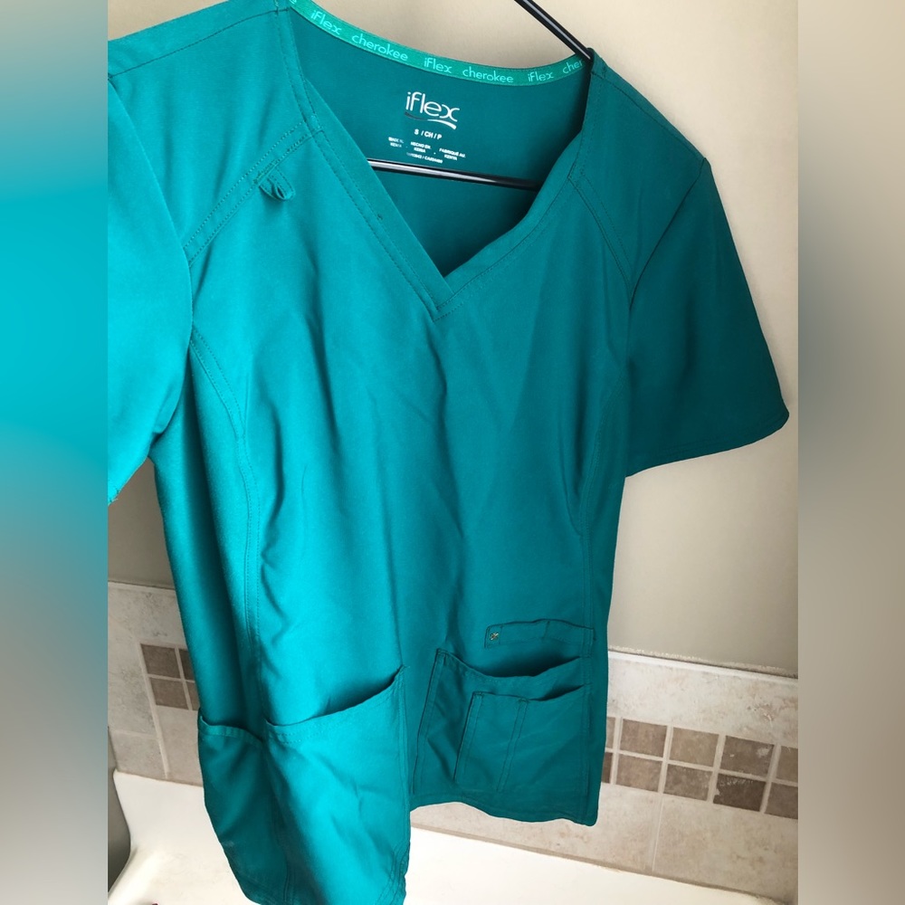 Green Cherokee I Flex scrub top size small